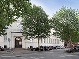 Indgang med træer ved klinikken på Hammerensgade, København