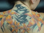 Mangefarvet tatovering på ryg